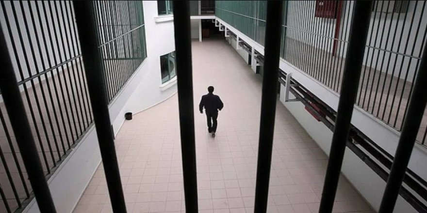 Devlet kalabalık koğuşta kalana tazminat ödeyecek