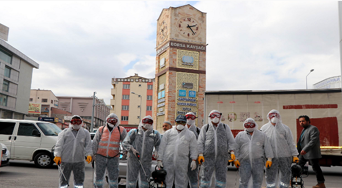 Nevşehir Belediyesi Nevşehir’de cadde ve kaldırımlar dezenfekte yapılıyor