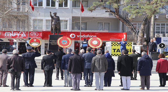Balıkesir Burhaniye’de Çanakkale Zeferi için çelenk sunuldu