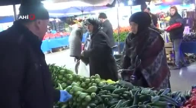 İşte pazarın hali, sosyal mesafe falan yok