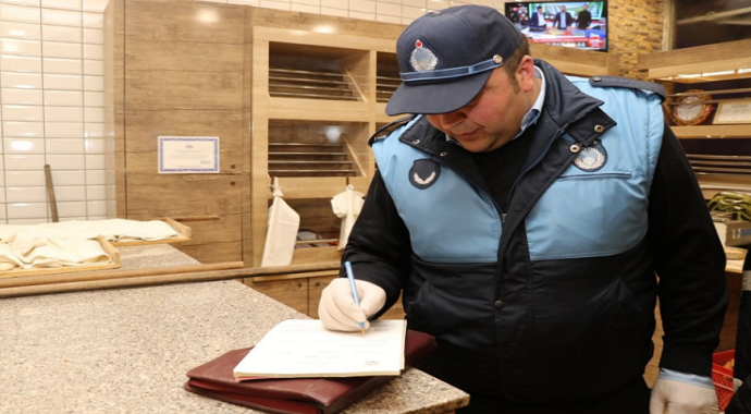 Kavak Belediyesi önceki gece fırınlara hijyen denetimi