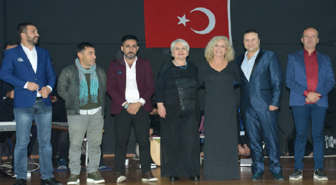 Onur Akay ve Suna Yıldızoğlu 3 bin mahkuma konser verdi!