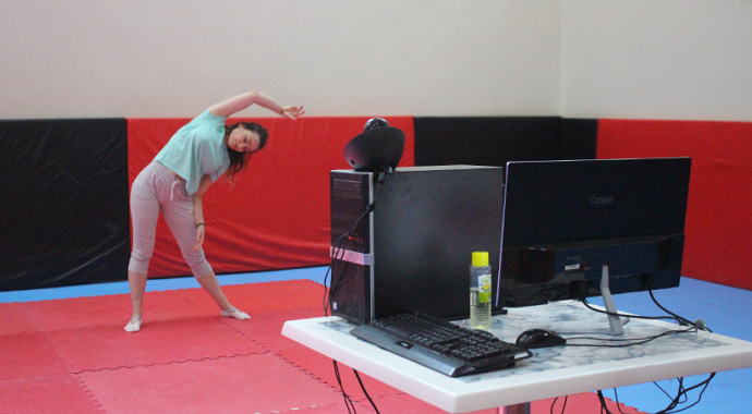 Uşak'ta evde kalanlara canlı yayında ‘zumba’ dersi