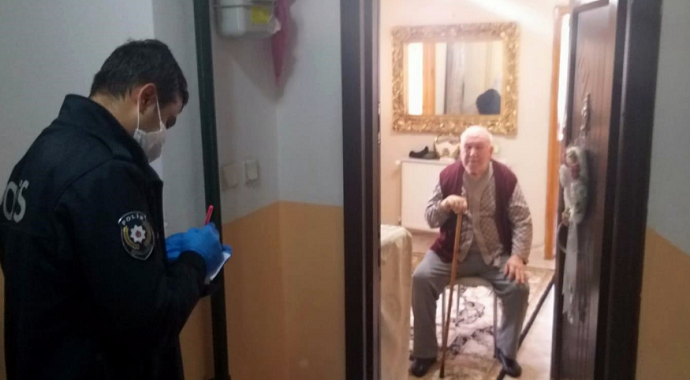 Sakarya’da sokağa çıkma yasağı olanların ihtiyacını polisler karşılıyor