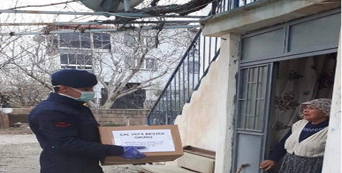 Denizli'de vatandaşlara gıda kolilerini jandarma ekipleri ulaştırdı