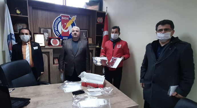 Başkan Kıymaz gazetecilere maske dağıttı