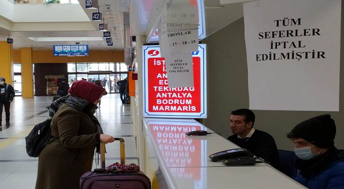 Yasağa takılmadan yolculuk etmek isteyen vatandaşlar otogarda kaldı