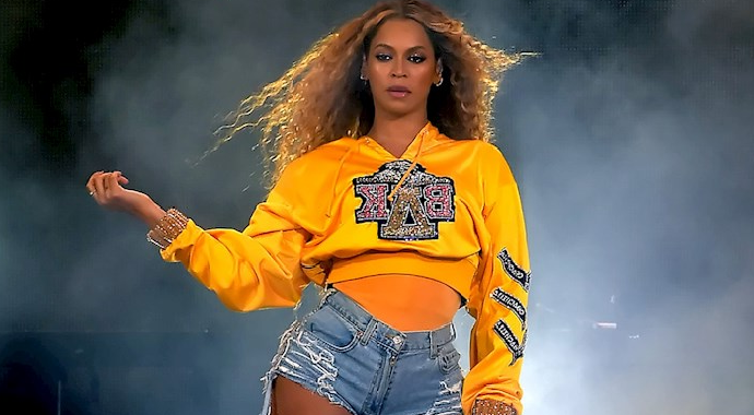 Beyonce, derin dekolteli elbisesiyle yürek hoplattı