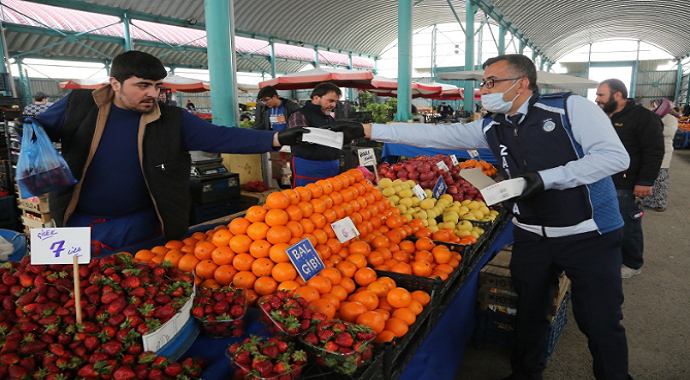 Odunpazarı Belediyesi önlem için pazar esnafına maske dağıttı