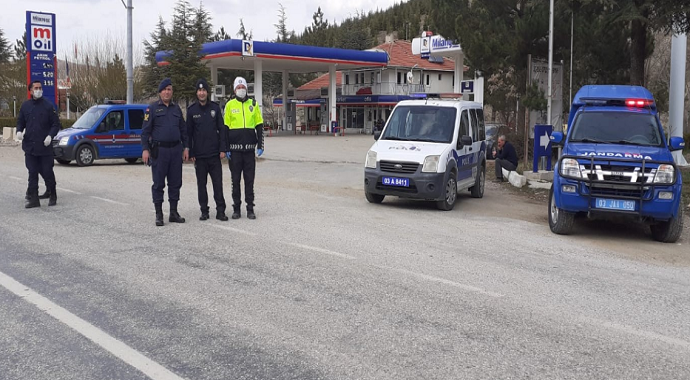 Jandarmayı şaşırtan görüntü 8 kişi olması gereken minibüste 23 işçi taşıyan sürücü pes dedirtti