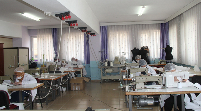 Şanlıurfa'nın Birecik ilçesinde usta öğreticiler korona virüse karşı maske üretiyor