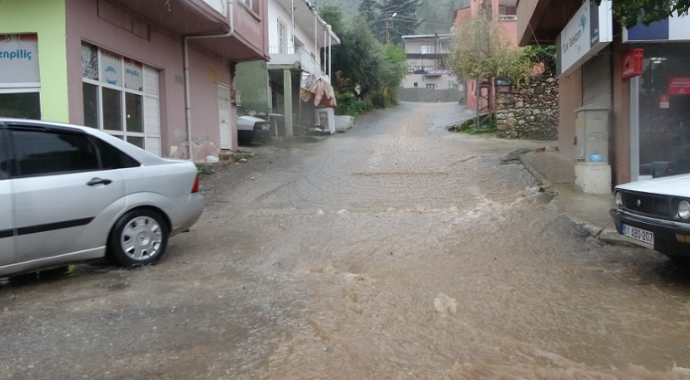 Adana Kozan'da yağan şiddetli sağanak hayatı felç etti