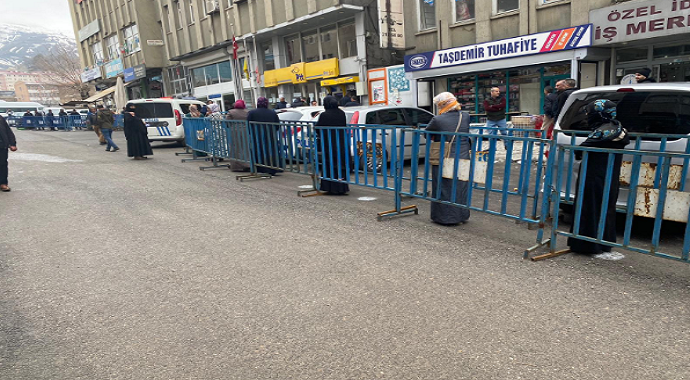 Muş Emniyet Müdürlüğü sosyal mesafeye işaretli önlem