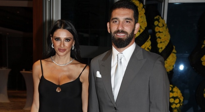 Arda Turan'ın eşi, servet değerindeki giyinme odasının kapılarını açtı