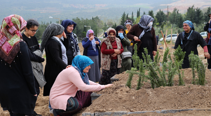 Tır kazasında hayatını kaybeden baba oğul yan yana toprağa verildi