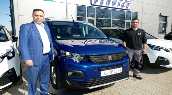Ünlü otomobil üreticisi Peugeot üreticisinden camiye araba bağışı