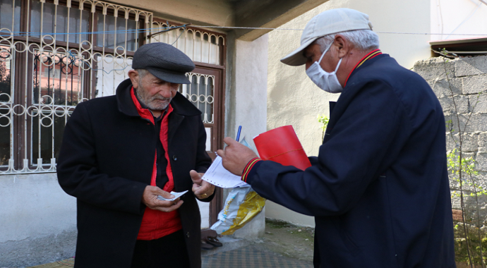 Adana’da PTT görevlileri sosyal yardımları evlere ulaştırıyor