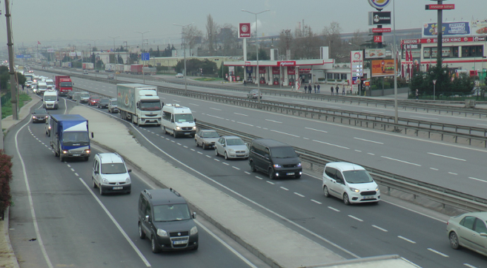 İşe gitmek isteyen vatandaşlar Kocaeli-İstanbul sınırında araç kuyruğuna takıldı