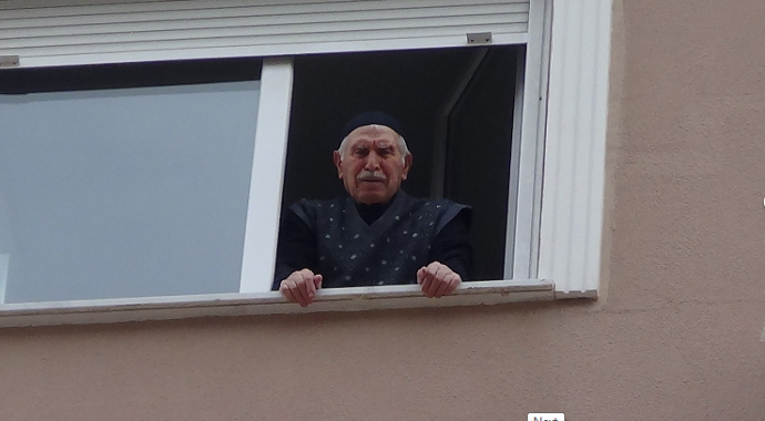 Son canlı şahit astsubay Musfafa Bekbey karantinadaki evinde bile şehit arkadaşlarını unutmadı