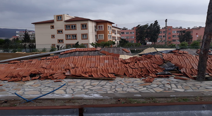 Hatay'da çıkan fırtına yapımı süren kafeyi yıktı