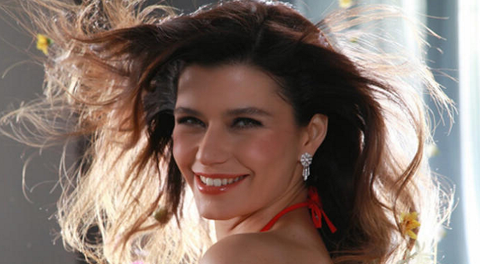 Beren Saat'in Merakla Beklenen Dizisi Yayınlandı