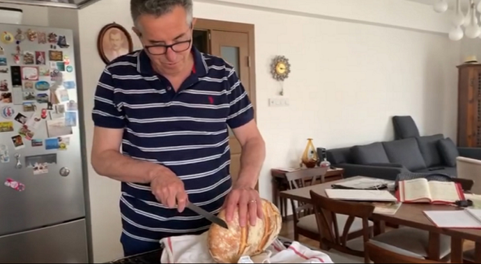 Belediye Başkanı Arda, ‘Evde kal’ çağrısına uydu, evde ekmek yaptı