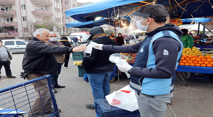 Koronavirüs (COVİD-19) tedbirlerini artıran Mudanya Belediyesi pazarda maske dağıttı