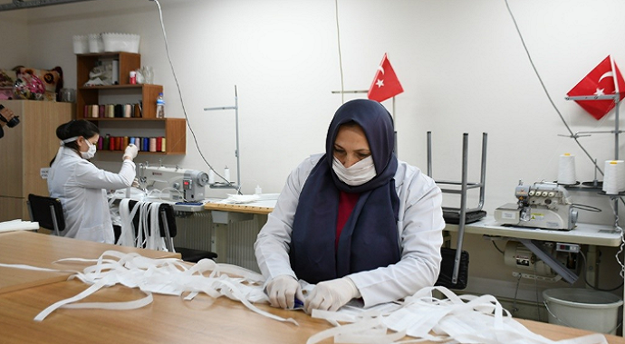 İnegöl Belediyesi vatandaşa 35 bin maske üretti