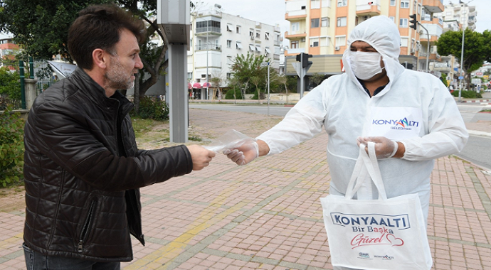 Konyaaltı Belediyesi sahada vatandaşlara maske kiti dağıtıyor