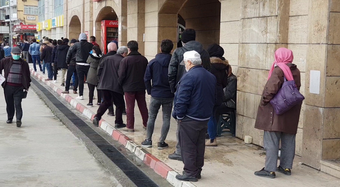 Karabük’te vatandaşlar yoğunluk oluşturdu, bekçiler ‘sosyal mesafe’ uyarısı yaptı