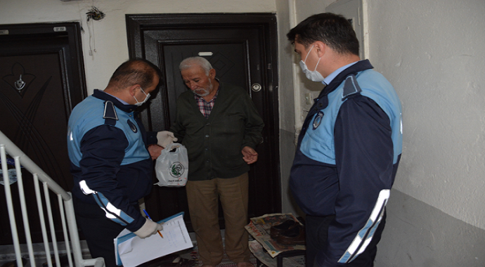 Yenice belediyesi zabıta ekiplerinden 65 yaş üstü vatandaşlara yardım eli