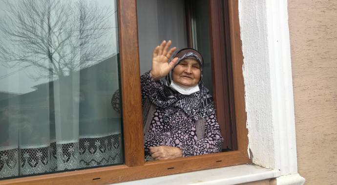 Bursa’da 80 yaşındaki Nazmiye nine korona virüsü yendi