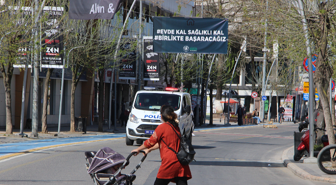 Düzce’de korona virüs tedbirleri artırıldı Şehrin en yoğun caddesi araç trafiğine kapandı