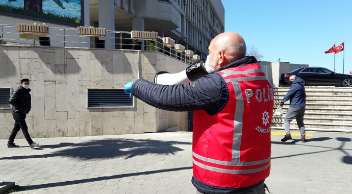Zonguldak'ta polis ekipleri fatura kuyruğuna megafonlu ikaz yaptı