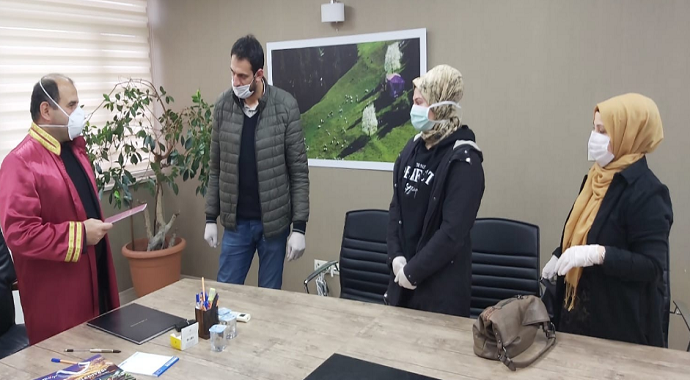 Trabzon’un Arsin ilçesinde  Korona virüs tedbirleri alarak nikah kıydılar