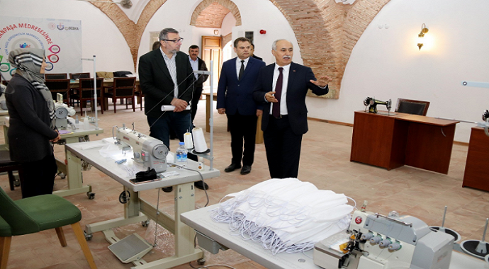 Sinanpaşa Külliyesi 500 yıllık tarihi mekanda maske üretiliyor