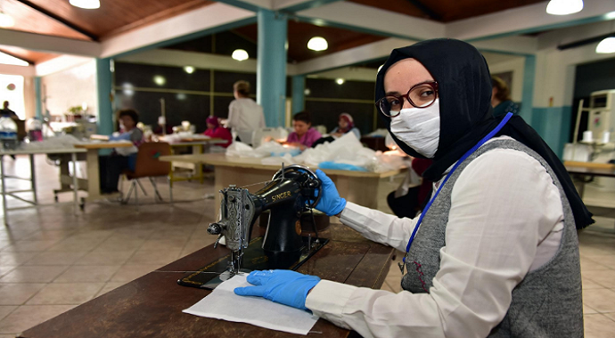 Antalya'da bir vatandaş evindeki dikiş makinesini maske üretimi için bağışladı