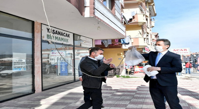Mamak Belediye Başkanı Köse esnafa ve vatandaşa maske dağıttı
