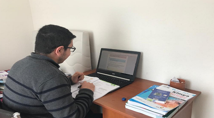 Van’ın Erciş Kaymakamından lise öğrencisine bilgisayar ve internet