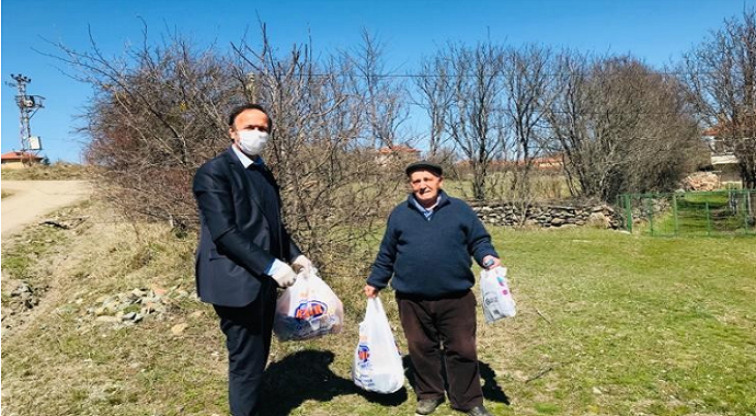 Yukarışehirören Köyü Muhtarı 65 yaş üstü vatandaşların gıda ihtiyaçlarına destek oluyor