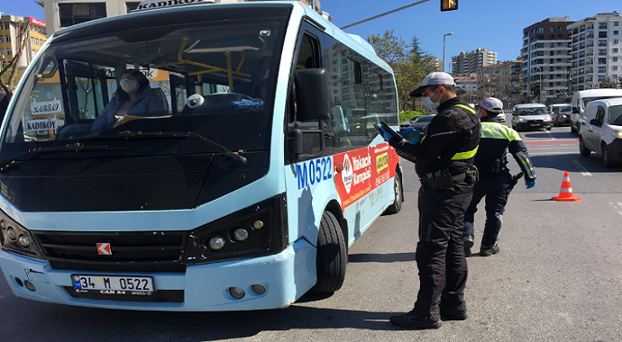 Kadıköy’de korona virüs denetimlerini trafik polisleri, sıklaştırdı