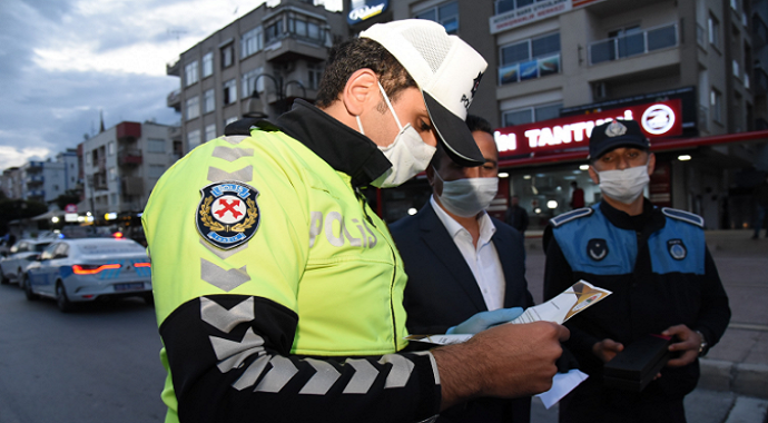 Toroslar Belediye Başkanı Yılmaz'ın mektupları, nöbetteki polislere de ulaştı