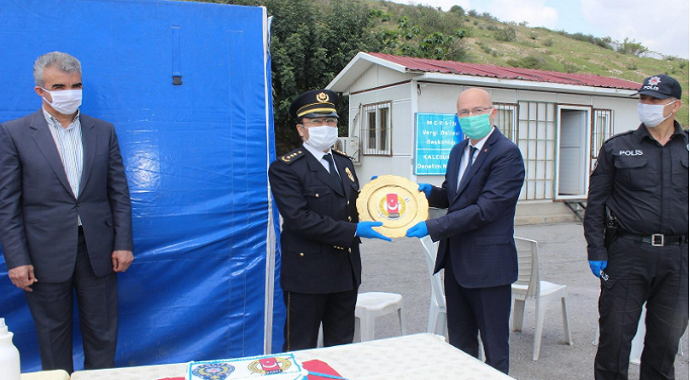 Mersin’in Tarsus ilçesinde Polis noktasında pastalı kutlama