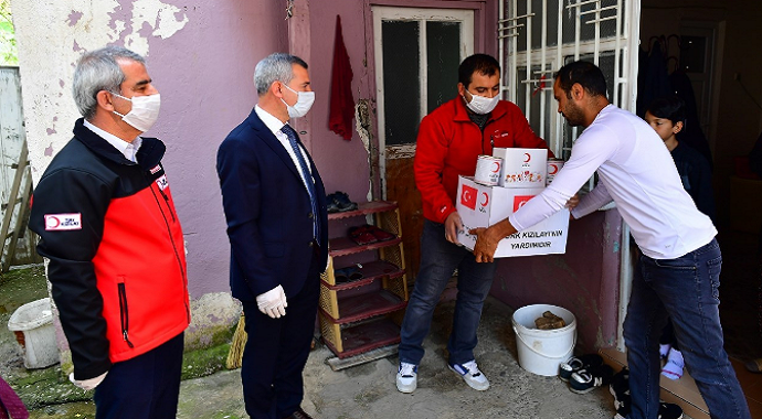Yeşilyurt Belediyesi ihtiyaç sahiplerine gıda koli dağıttı