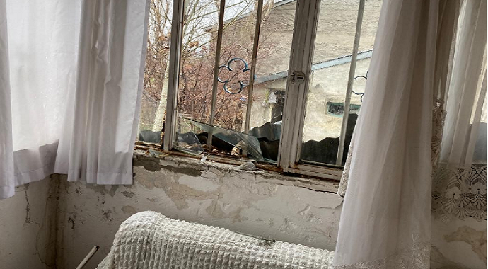 Ağrı'nın Taşlıçay ilçesinde bir evin çatısına yıldırım düştü