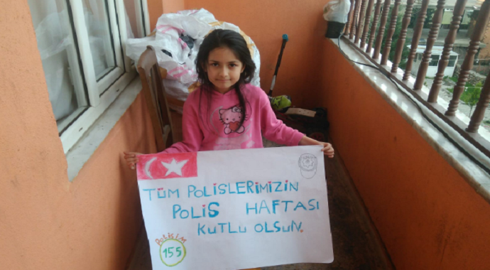 Batman'da Evden çıkamayan çocuklar Polis Haftasını balkondan kutladı