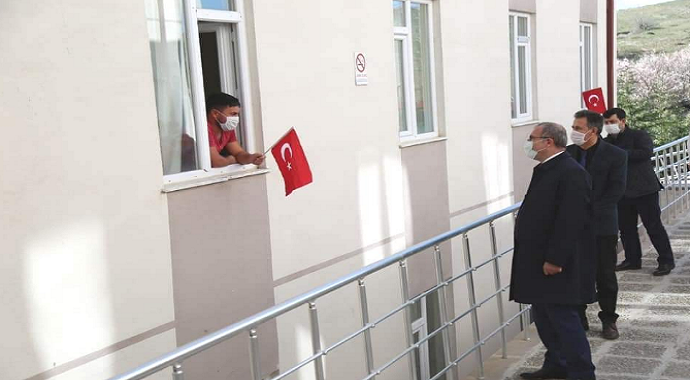 Kütahya Valisi Toraman, karantina altındaki vatandaşları ziyaret etti