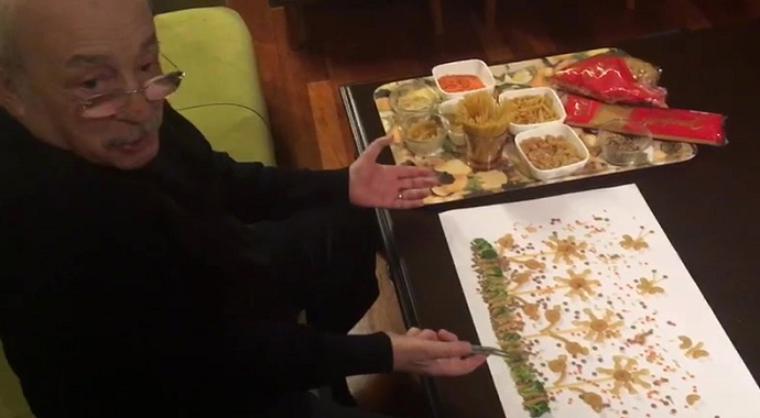 Kurtlar Vadisi’nin Ömer Babası, makarnadan resim yapıyor