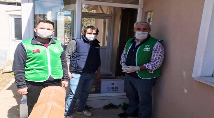 İHH’dan iş yerleri kapatılan esnaflara yardım kolisi