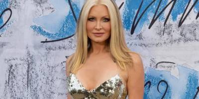 48 yaşındaki Caprice Bourret evinin çatısında verdiği poz yürek hoplattı